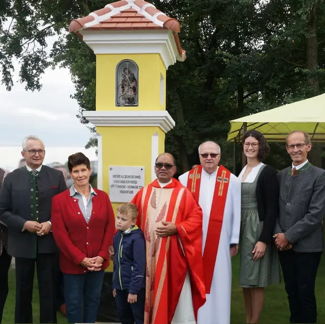 Bgm. ÖkR Leopold Figl, Vereinsobfrau Brigitte Lang, Vikar Jai Prakash Kujur, Provisor Michal Balaz, Ortsvorsteherin Theresa Zöchbauer, Obfrau Stv. Herbert Zöchbauer  | Foto: privat