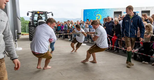 Nach dem großen Erfolg im Vorjahr wird auch heuer wieder ein Traktor von Teams aus je vier Personen auf Zeit über die Strecke gezogen. | Foto: MOKO Schlierbach