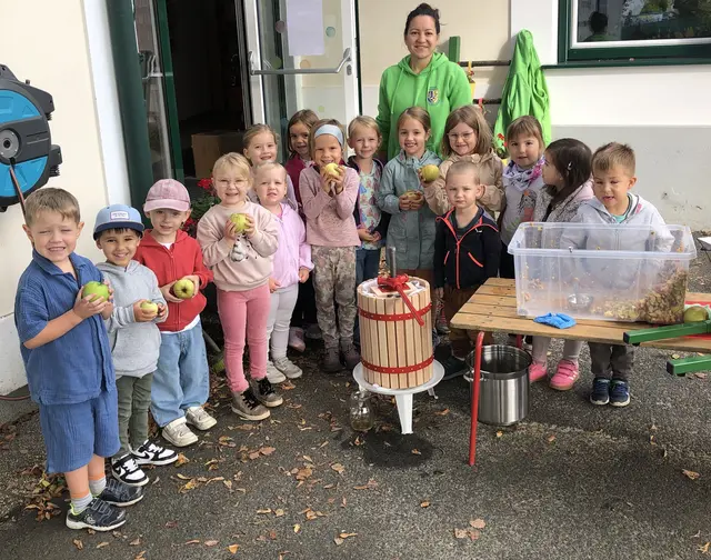 Die Kindergartenkinder pressten ihren Apfelsaft selbst. | Foto: Franz Wachter