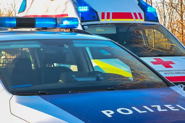 Neben der Rettung war auch die Polizei vor Ort. | Foto: FOTOKERSCHI.AT / KERSCHBAUMMAYR