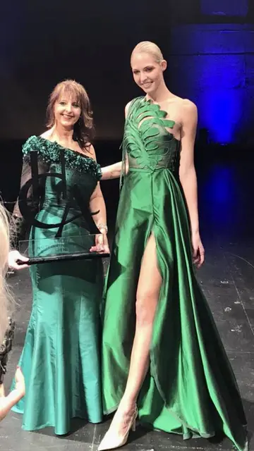 Martina Mohapp mit der Sieger-Robe, die etwa 50 Stunden Arbeit in Anspruch nahm | Foto: Mohapp