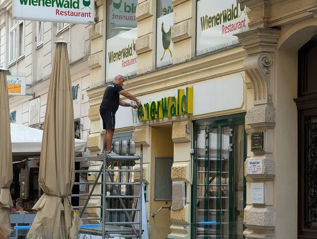 Bei einem Lokalaugenschein hat MeinBezirk bereits Abbauarbeiten an der Fassade einer Filiale wahrgenommen. Etwa wurden die Buchstaben des Firmenlogos abgenommen. | Foto: Fabian Franz/MeinBezirk