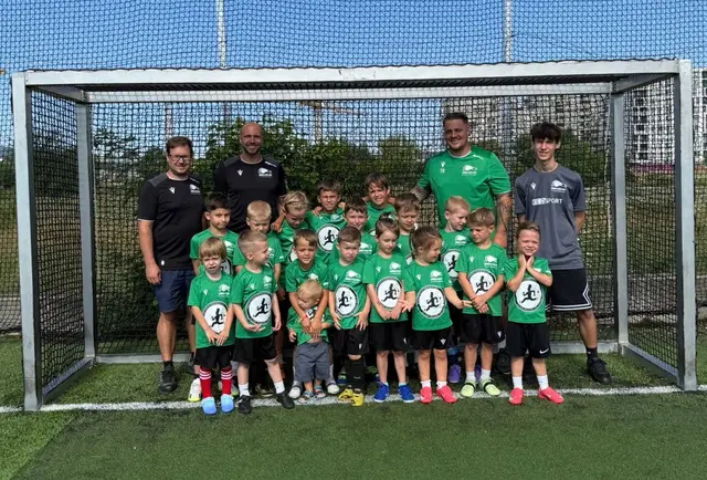 Tobias Lontzen (2.v.r.) und  Alexander Schörg (2.v.l.) trainieren kleine Fußballfans von drei bis sechs Jahren.  | Foto: Greenlittlefeet