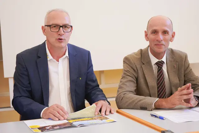 Landesinnungsmeister der Tischler Rupert Christian Zach und Wirtschaftslandesrat Willibald Ehrenhöfer | Foto: Roman Schmidt