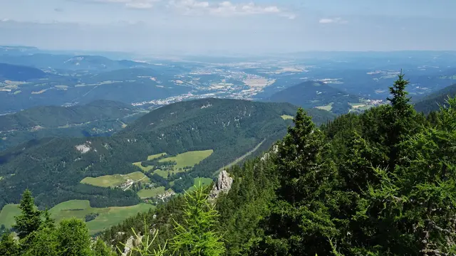... zum anderen die phänomenale Fernsicht bis ins Steinfeld und Wiener Becken, bei Schönwetter bis zum Leithagebirge und ins Burgenland.
 | Foto: © Silvia Plischek