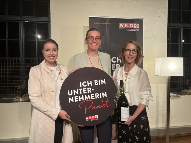 "Frau in der Wirtschaft": V. li. Landesvorsitzende Lisa Sigl mit der neuen Bezirksvorsitzenden Verena Ebenhofer und Vorgängerin Bettina Wielach. | Foto: MeinBezirk Perg/Köck