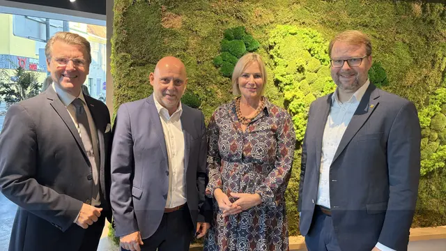 v.li.n.re.: Bezirksstellenobmann Thomas Hagmann (Wirtschaftskammer), Karl Bauer (Geschäftsführer Tischlerei Bauer), Sabine Bauer, Vizebürgermeister Florian Kamleitner | Foto: Wohnraum Bauer