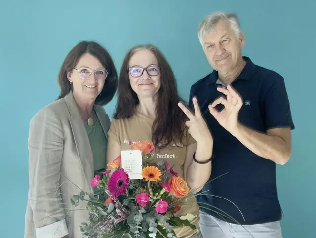 Als Druckvorstufen- und Medientechnikerin ist Bettina Nageler (mitte) eine unverzichtbare Schnittstelle zwischen Gestaltung und Produktion. | Foto: Tiebeldruck