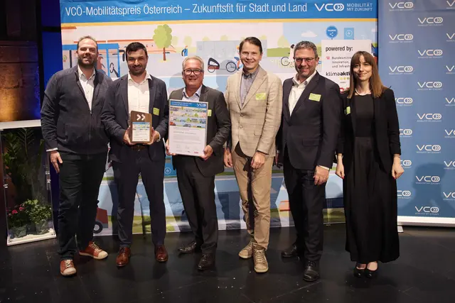 Strahlende Gesichter (v. l.): Ulla Rasmussen (VCÖ - Mobilität mit Zukunft), mit den Preisträgern Andreas Winkler und Peter Gspaltl vom Verkehrsverbund Steiermark, Vera Hofbauer (BMIMI), Klaus Garstenauer (ÖBB-Personenverkehr AG) | Foto: VCÖ/APA-Fotoservice/Leitner