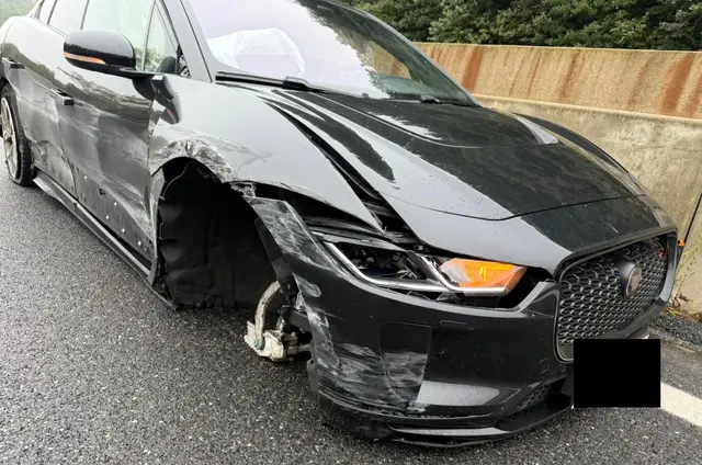 Das schwer beschädigte Auto kam auf der A1 in die Leitplanke | Foto: FF Wolfsgraben
