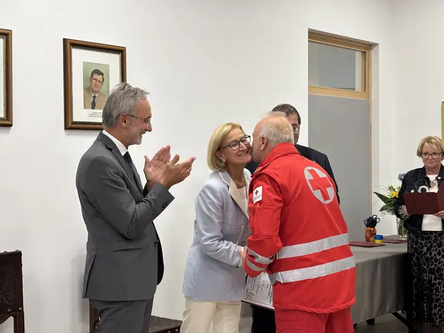 Johanna Mikl-Leitner mit Karl Hinterwallner vom roten Kreuz. | Foto: Lina Chalusch