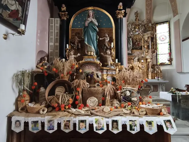 So schön geschmückt ist der Altarbereich in der Pfarrkirche St. Oswald ob Eibiswald dank der Kinder vom örtlichen Kindergarten | Foto: Kindergarten St. Oswald ob Eibiswald