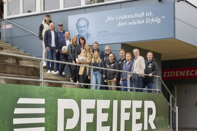 Die Pfeifer-Familie sowie Verantwortliche des SC Imst 1933 und der Stadt Imst anlässlich der feierlichen Einweihung der Oskar Pfeifer Tribüne.  | Foto: Pfeifer Holding GmbH / Christoph Nösig