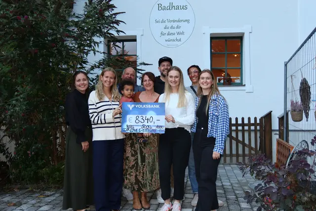 Feierliche Scheckübergabe an das Badhaus Leogang | v.l. Magdalena Heinz (Stockis Mountain Destillerie), Katharina Madreiter, Erich Untermoser (Verein Anno 1900), Marcella Staberg (Badhaus Leogang), Marco Schöppl (Saalfelden Leogang Touristik) Elisabeth Madreiter (Hotel Der Löwe), Julia (Badhaus Leogang) und Anna Madreiter (Hotel Der Löwe) | Foto: Michael Geißler