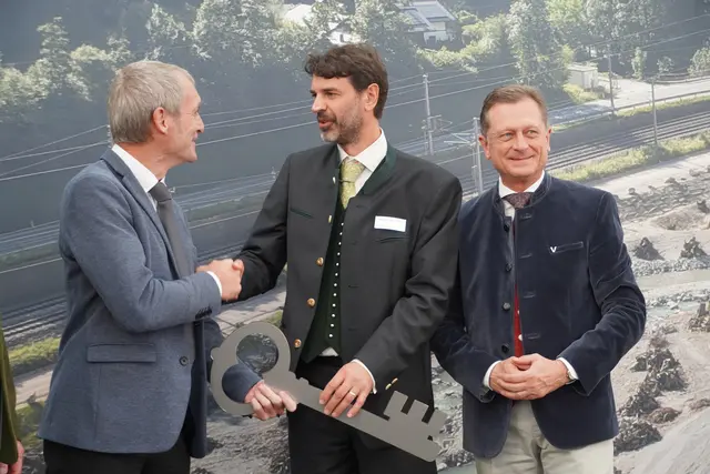 Betriebsleiter Markus Matschl nimmt den Kraftwerksschlüssel von Projektleiter Hannes Badura entgegen. | Foto: MeinBezirk/Johannes Brandner