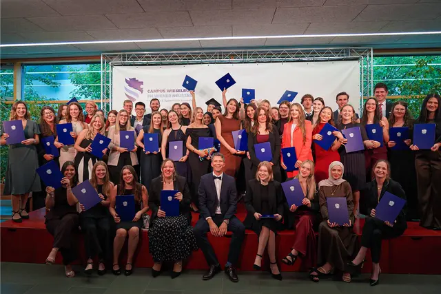 Die Absolventinnen und Absolventen der beiden Bachelor-Studiengänge Produktmarketing &amp; Projektmanagement sowie Nachhaltige Produktion &amp; Kreislaufwirtschaft. | Foto: FH Wiener Neustadt