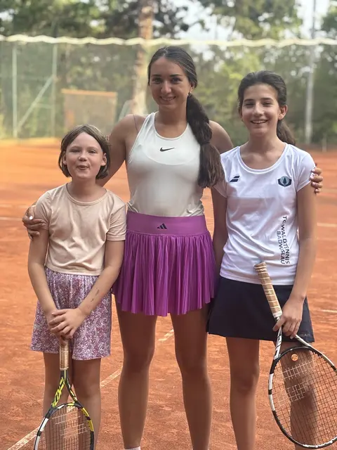 Jessica Kovacs mit zwei jungen Schützlingen, aufstrebenden Tennisspielerinnen.