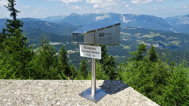 Vom Blickplatz Sonnwendstein (1523 m ü.A.) hat man eine überwältigende Panorama-Aussicht, ... | Foto: © Silvia Plischek