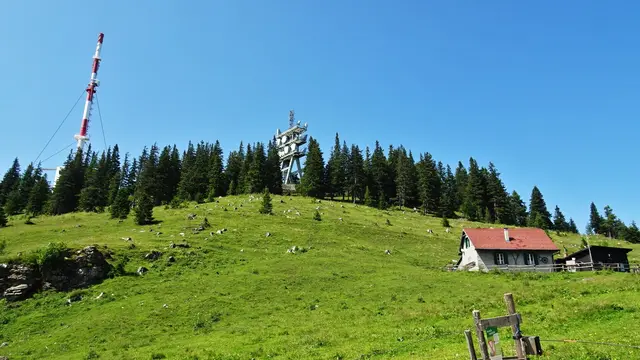 ... von der Sonnwendsteinstraße der Blick zurück auf den Sonnwendstein, die Sendeanlage und Schoberhütte sowie ... | Foto: © Silvia Plischek