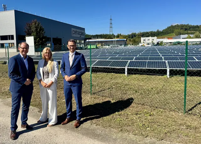 Die Petraglas GmbH hat an ihrem Standort im Industriepark in St. Veit eine neue PV-Eigenverbrauchsanlage in Betrieb genommen. | Foto: Büro Schuschnig