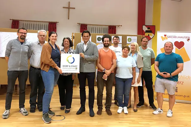 Marisa Fedrizzi (4.v.l.) und Bgm. Bernhard Heinl (5.v.l.) mit den Teilnehmerinnen und Teilnehmern des Abschlussworkshop | Foto: NÖ Dorf- &amp; Stadterneuerung / Fedrizzi