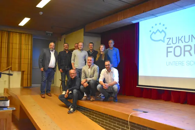 Die sechs Gemeinden Ebbs, Erl, Niederndorf, Niederndorferberg, Rettenschöss und Walchsee haben sich zu einer neuen Initiative zusammengeschlossen. Im Bild das zugehörige Gründungsteam mit Zukunftsforscher Harald Gatterer (vorne links).  | Foto: Barbara Fluckinger