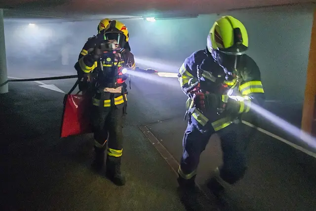 Für die Bad Goiserer Feuerwehrleute galt es, bei der Übung einen "Tiefgaragen-Brand" zu bekämpfen. | Foto: FF Bad Goisern
