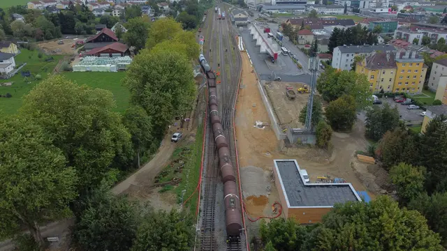Am Mittwoch, 24. September 2025, kam es bei der Einfahrt in den Rieder Bahnhof zu einer Waggonentgleisung.  | Foto: laumat/Matthias Lauber