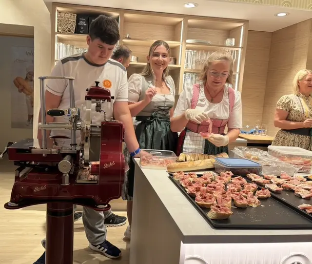 Die Kundinnen und Kunden wurden bei der Eröffnung mit Brötchen und Sekt begrüßt. | Foto: Mein Bezirk / Leonie Herrmann