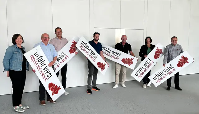 Bürgermeister:innen der Region Urfahr West sowie Geschäftsführerin des Regionalentwicklungsvereins Sigrid Gillmayr (links) mit den neuen U.WE-Schildern. | Foto: Region Urfahr West