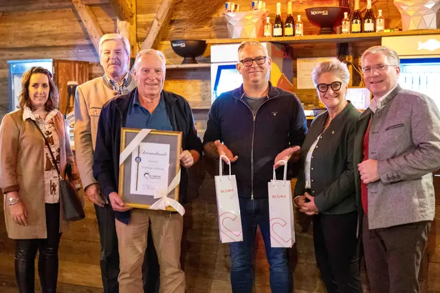 Jörg Steßl feierte 50 Jahre Familientradition am St. Veiter Wiesenmarkt und nahm mit Vater Hermann die Ehrung entgegen. | Foto: Stadt St. Veit