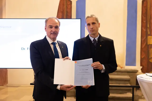 Landesrat Leonhard Schneemann gratulierte Ferenc Jankó zum Gewinn des Fred Sinowatz-Wissenschaftspreises | Foto: Bgld. Landesmedienservice