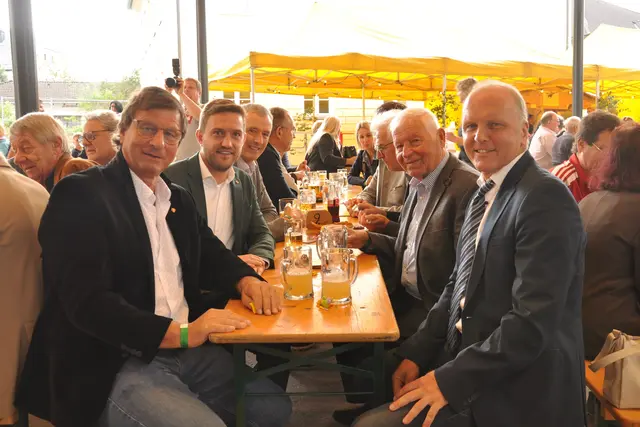 Kinderhilfe-Obmann Hannes Fender (r.) mit Kurt Kostenzer, Dominik Mainusch (Bgm. Fügen) udn Friedrich Steiner (Bgm. Ramsau i. Z.).  | Foto: Gem. Pill