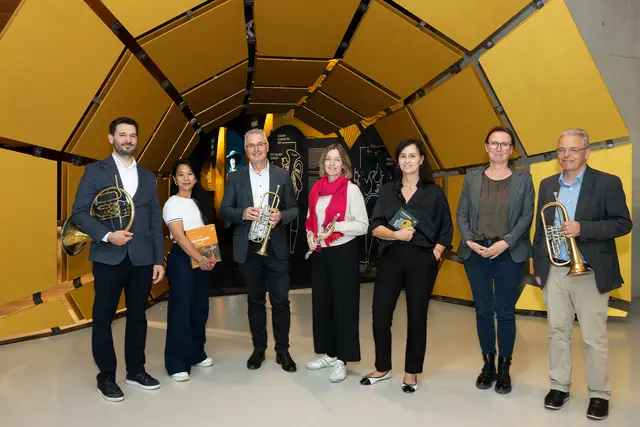 vlnr: Kurator Andreas Holzmann, Ausstellungsmanagerin Charisse Santos, Elmar Juen, Obmann des Tiroler Blasmusikverbandes, Katharina Walter, Leiterin des Bereichs Kulturvermittlung, Sonia Buchroithner, Leiterin des Tirol Panorama mit Kaiserjägermuseum, Kulturvermittlerin Monika Mazegger, Franz Gratl, Kurator und Leiter der Musiksammlung. | Foto: © Martin Vandory