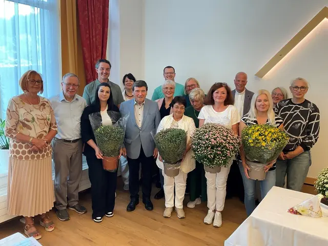 Bürgermeister Jochen Bous (v.l.) und Pfarrer Heimo Sitter mit dem Vorstand und einem Teil der Schwestern, die als Zeichen des Dankes für ihre erfolgreiche Arbeit Blumenstöcke überreicht bekamen. | Foto: privat