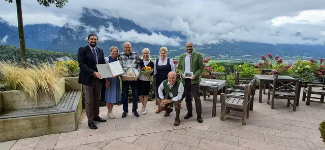 v.l.: Immanuel Fiausch (Geschäftsführer TVB), Nina Behrendt (Obfrau TVB), Hans-Ulrich Meyer (50 Jahre Gästejubiläum), Gastgeberin Monika Lixl-Putz vom Stallerhof, Notburga und Kolomon Putz sowie Bürgermeister Martin Dietrich. | Foto: TVB Golling