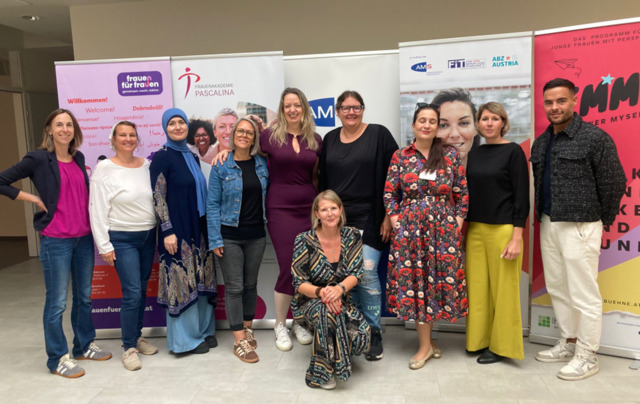 Die Ausstellerinnen mit Linda Syllaba (mitte) und den AMS-Mitarbeitern Daniela Bachkönig, Tanja Redl, Verena Loidolt-Ecker und Daniel Buckovica. | Foto: AMS Korneuburg