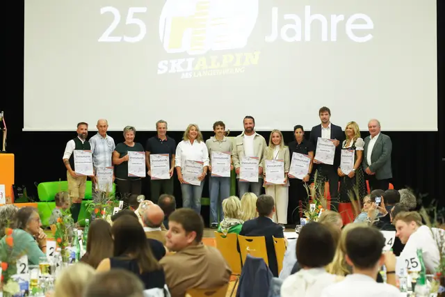 Ehrenurkunden für die Trainerinnen und Trainer in den letzten 25 Jahren.  | Foto: Polansky