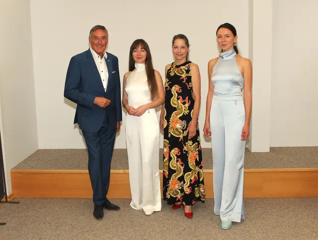 v.l.n.r. Bürgermeister Ludwig Deltl, Sabina Hasanova, Chris Pichler, Anna Vidyaykina | Foto: Stadtgemeinde Strasshof