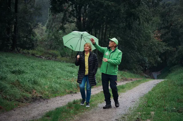 Helga Krismer und Johannes Edtmayer besuchten die Stelle, an der die Erdaushubdeponie in Weidlingbach geplant ist.  | Foto: Die Grünen Niederösterreich/Christian Dusek
