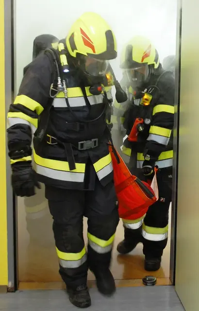 Eine vermisste Person wurde vom Atemschutztrupp aus dem verrauchten Lehrerzimmer gerettet. | Foto: BFV Leoben/Tomsits