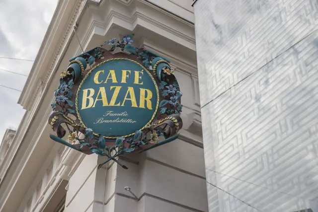 Einige traditionelle Kaffeehäuser hat die Stadt Salzburg noch vorzuweisen, wie das Café Bazar. Mittlerweile hat sich die Salzburger Kaffeehaus-Kultur komplett gewandelt.  | Foto: Neumayr/Christian Leopold