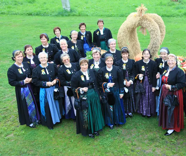 Die Trachtengruppe Bodensdorf mit Obfrau Brigitte Schator und der selbst gefertigten Erntekrone. Das Erntedankfest findet am 5. Oktober statt. | Foto: TGB
