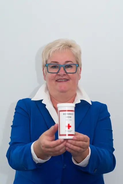 Christine Vorauer mit der Rot-Kreuz-Dose, die sie für Senioren organisiert hat. | Foto: Santrucek