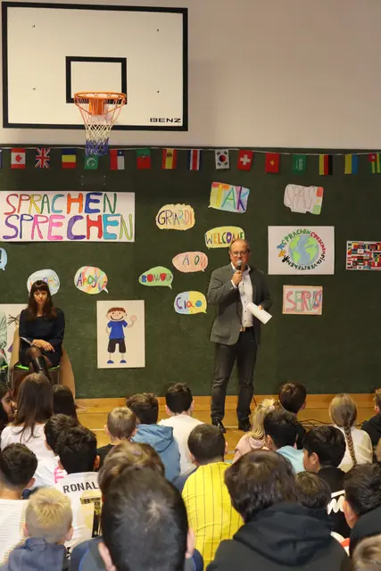 Der Direktor, Karl Helmut Pauli, nahm die Begrüßung vor.  | Foto: Elisabeth Zangerl