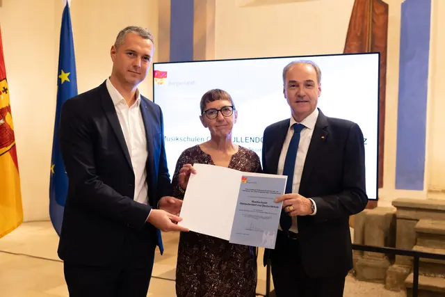 Landesrat Leonhard Schneemann mit den Simon-Goldberger-Preisträger Musikschule Oberpullendorf und Deutschkreutz vertreten durch Direktor Thomas Loier und Projektleiterin Ruth Patzelt. | Foto: Bgld. Landesmedienservice