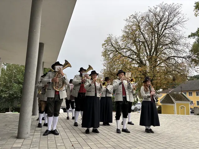 Die Blasmusik Hafnerbach begleitete musikalisch. | Foto: Lina Chalusch