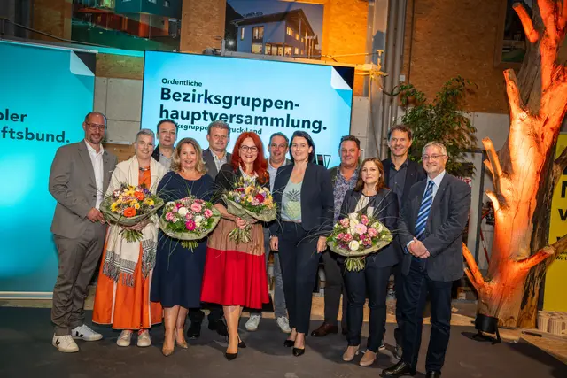 Der neu gewählte Bezirksvorstand des Wirtschaftsbundes Innsbruck-Land. (v.l.n.r.): Landesrat Mario Gerber, Stefanie Nocker, Marc Achmüller, Rebecca Kirchbaumer, Martin Schwaninger, Landesrätin Cornelia Hagele, Peter Schwemberger, Landsobfrau und WK-Präsidentin Barbara Thaler, Heinz Haid, Michaela Margreiter, Patrick Weber und Marco Blaha. (Andreas Giner fehlt am Bild).  | Foto: Tiroler Wirtschaftsbund