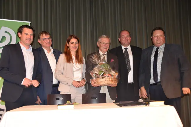 Willkommensgruß mit kleinem Geschenkskorb: ÖVP-Landesparteiobmann Nationalrat Christoph Zarits, Veranstalter Gunter Drexler, Vizebürgermeisterin Landtagsabgeordnete Carina Laschober-Luif, Buchautor Altbundeskanzler Wolfgang Schüssel, Moderator Stadtrat Franz Dampf und ÖVP-Klubobmann Landtagsabgeordneter Bernd Strobl | Foto: Michael Strini