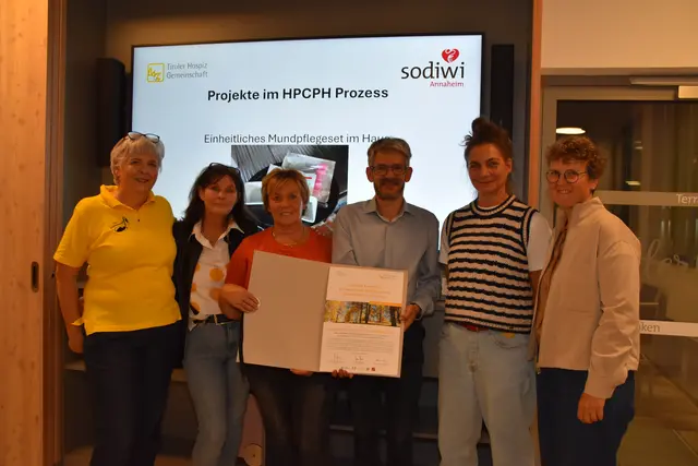 Michaela Wild, Sabine Schätzer, Gerti Kirchmair, Pflegedienstleiter Martin Lehner, Sylvia Jöbstl und Barbara Kleissl (Hospizgemeinschaft) | Foto: Kainz